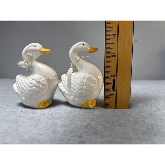 Vintage Ceramic Duck Salt & Pepper Shakers with Ribbon Bows - White & Yellow - A - Picture 8 of 9